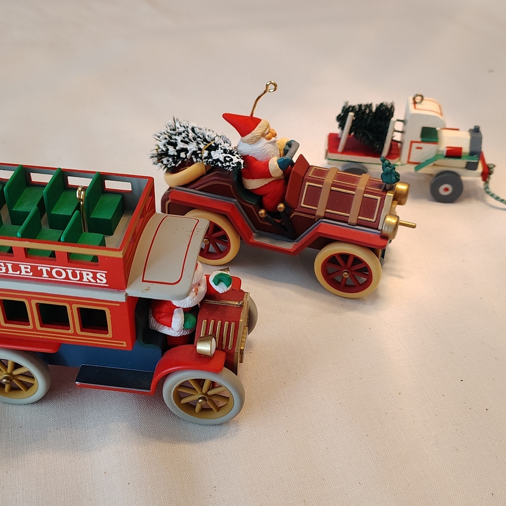 Hallmark Here Comes Santa Ornament Set
